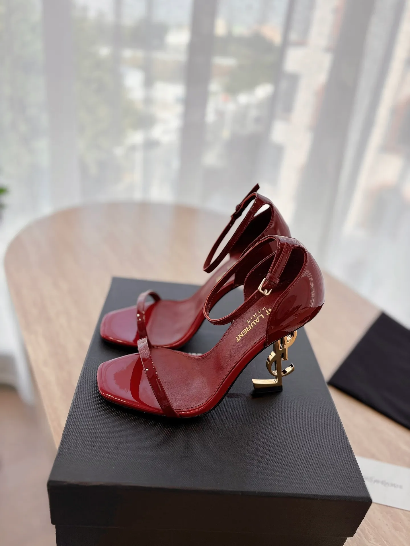 👟👟Ex-factory price 580👟👟 High version "SAINT LAUREN*" Saint Laurent YSL classic high-heeled shoes and sandals. Only YSL understands women's hearts best and does not accept refutation. It is a super invincible feminine artifact and a must-have for women (z-product full-body customization, own molded hardware accessories, perfect consistency). Compare the differences between pictures and products on the market ✔ Upper: Customized imported calf patent leather ✔Inner lining: imported 🐑 sheepskin ✔Sole: imported genuine leather outsole ✔Heel height: 10.5cm ✔Number of yards: 35-39 (40 can be customized and non-returnable) (Full set of packaging)
